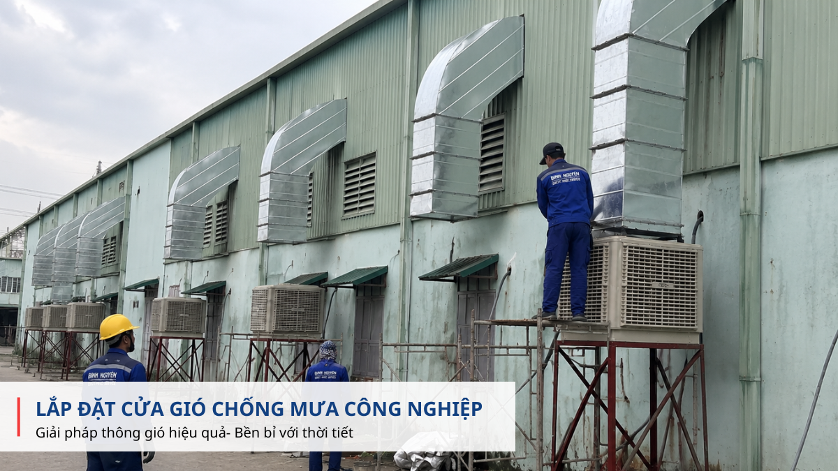 Kỹ thuật viên HVAC lắp cửa gió chống mưa ngoài trời cho hệ thống cấp gió.