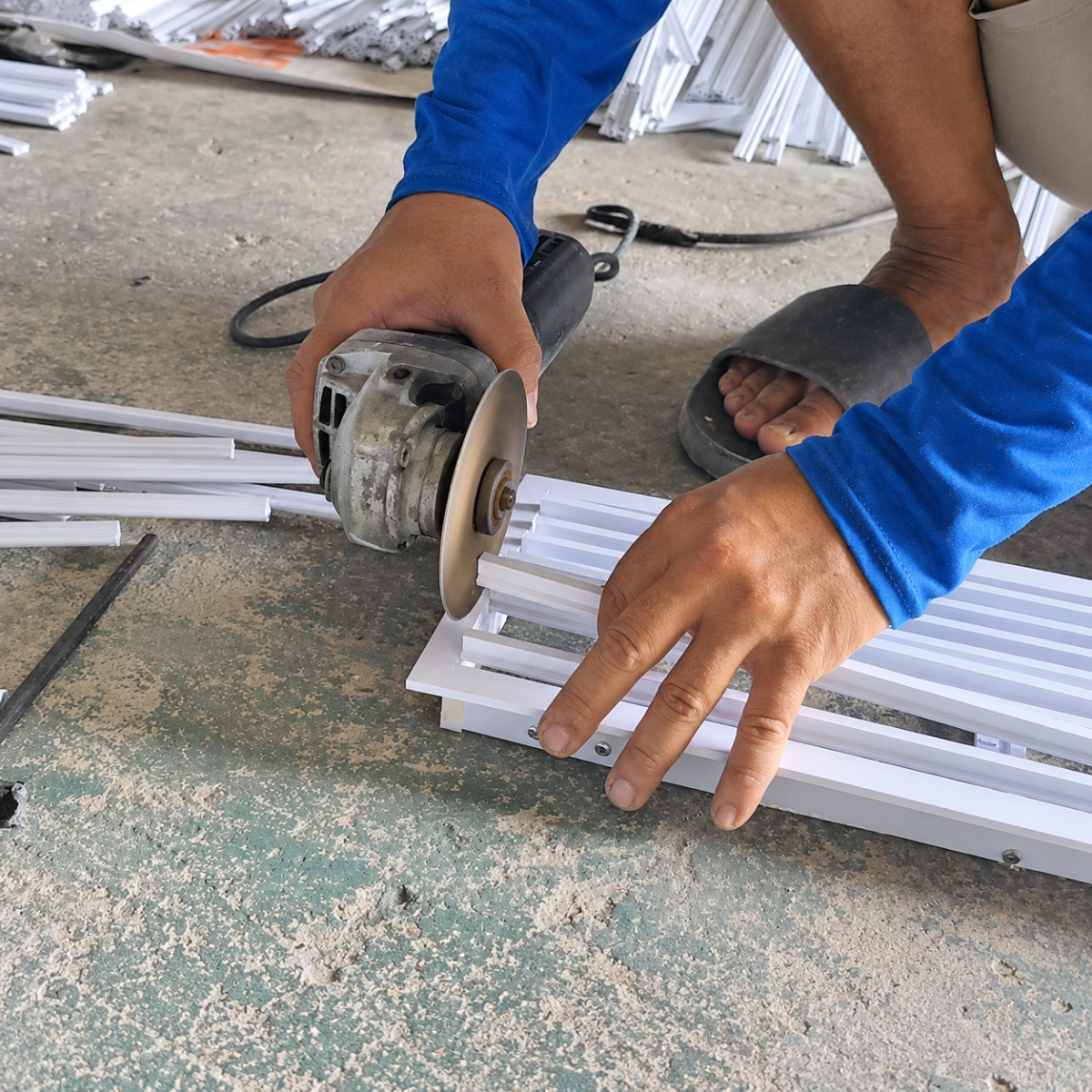 Cắt khung và nan cửa gió linear nhựa ABS theo kích thước tại xưởng TENGDA