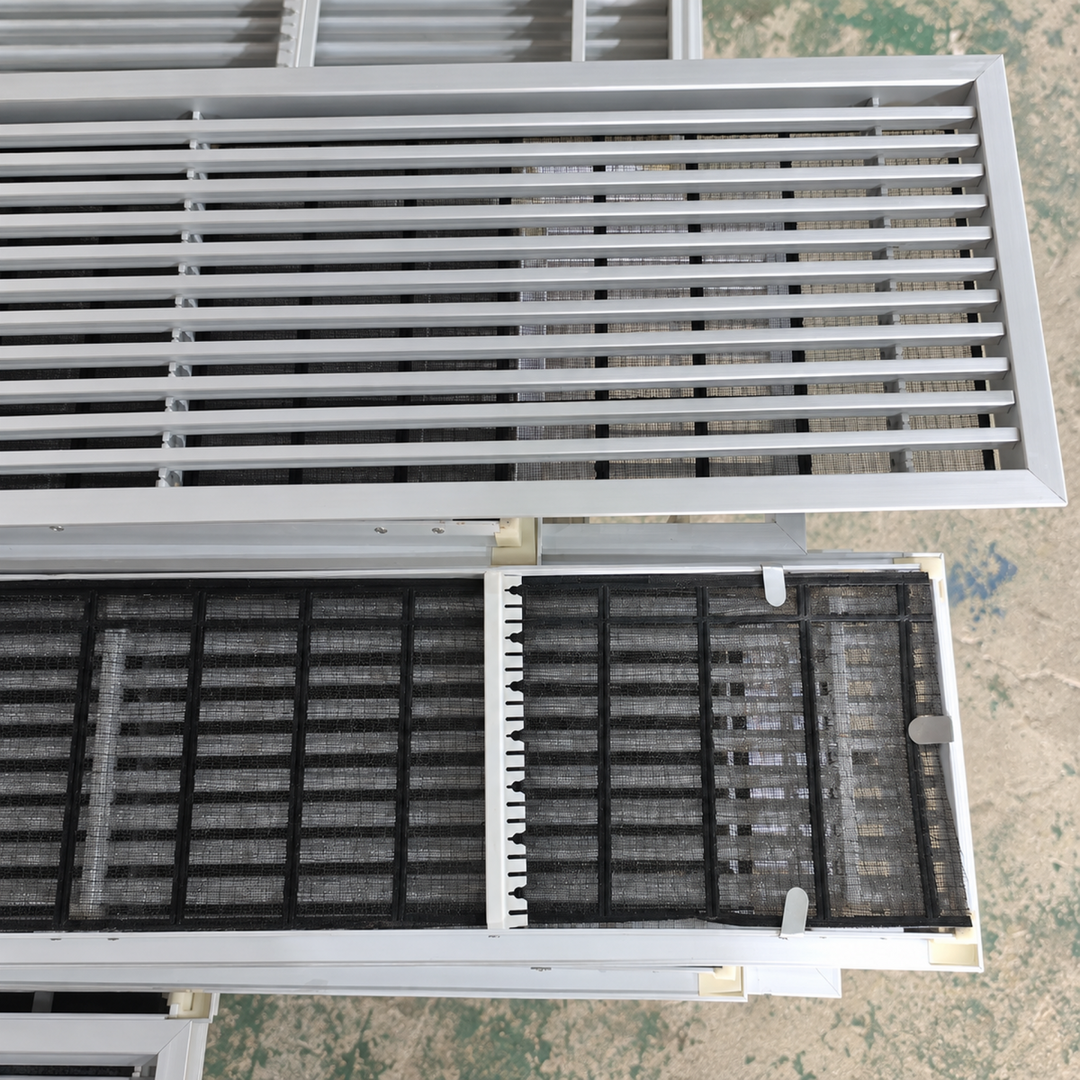 Kiểm hàng và đóng gói cửa gió linear nhựa ABS trước khi giao