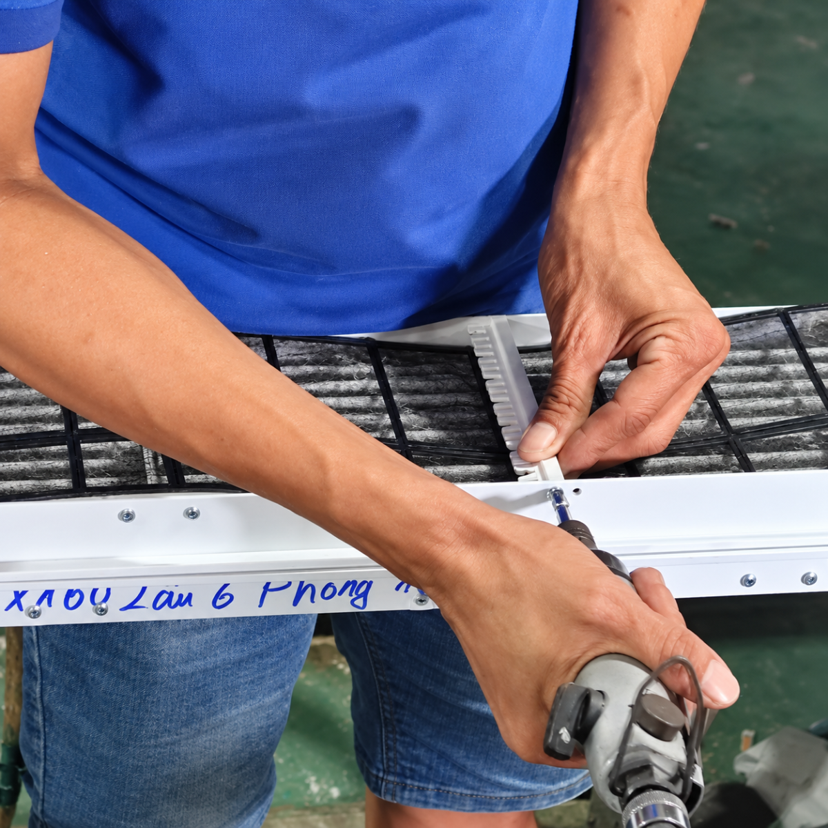 Lắp khung và hệ nan cửa gió linear nhựa ABS tại xưởng TENGDA