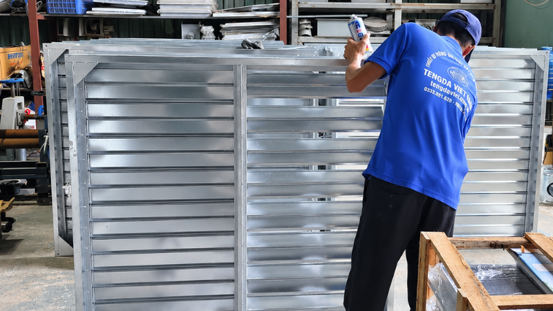 Lô van gió tay gạt tôn mạ kẽm khổ lớn tại xưởng Tengda trước khi xuất xưởng