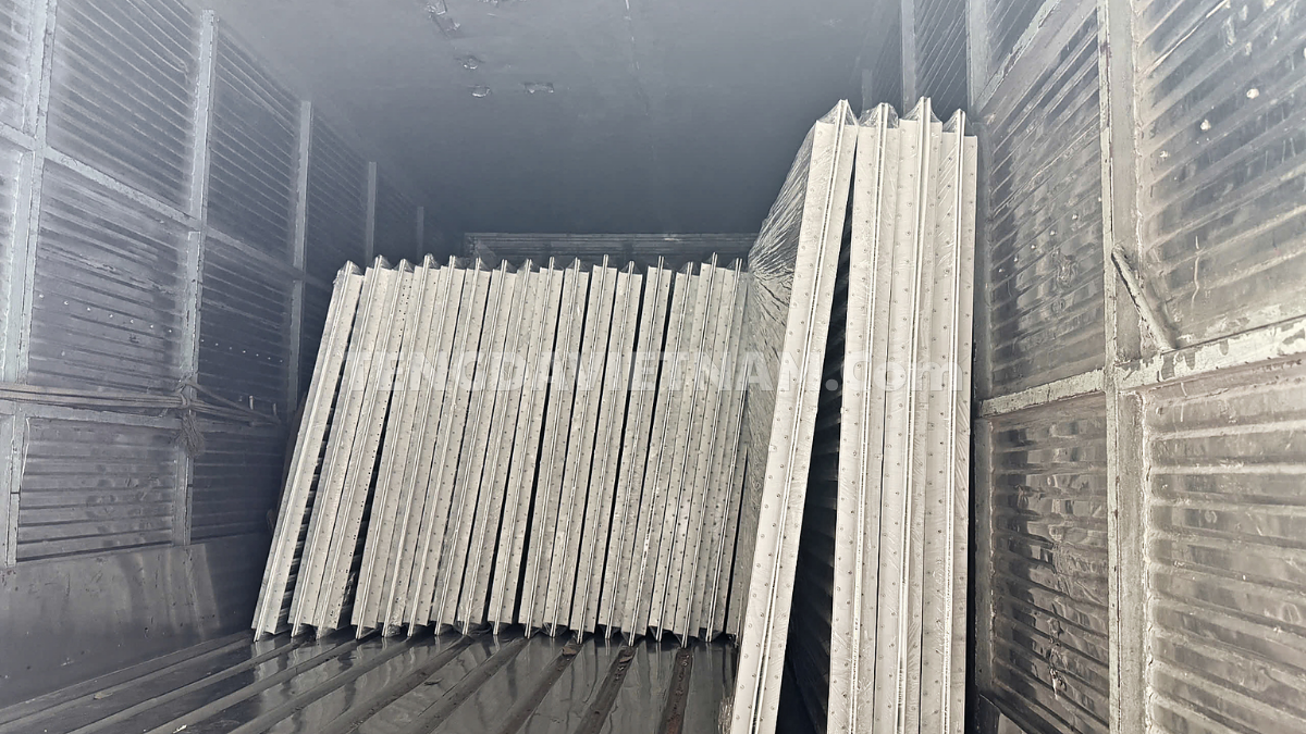Cửa gió chống mưa louver được xếp trên xe giao công trình